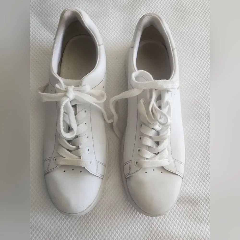 Tory Burch White Leather Sneakers with Low-Top Design some scratch